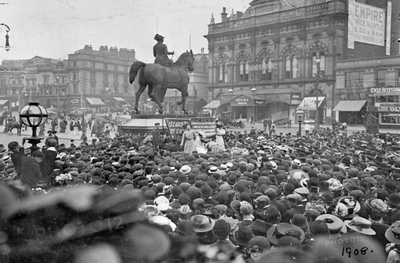Four suffragettes speaking opposite the Empire Theatre, Liverpool, 1908. Artist: Unknown