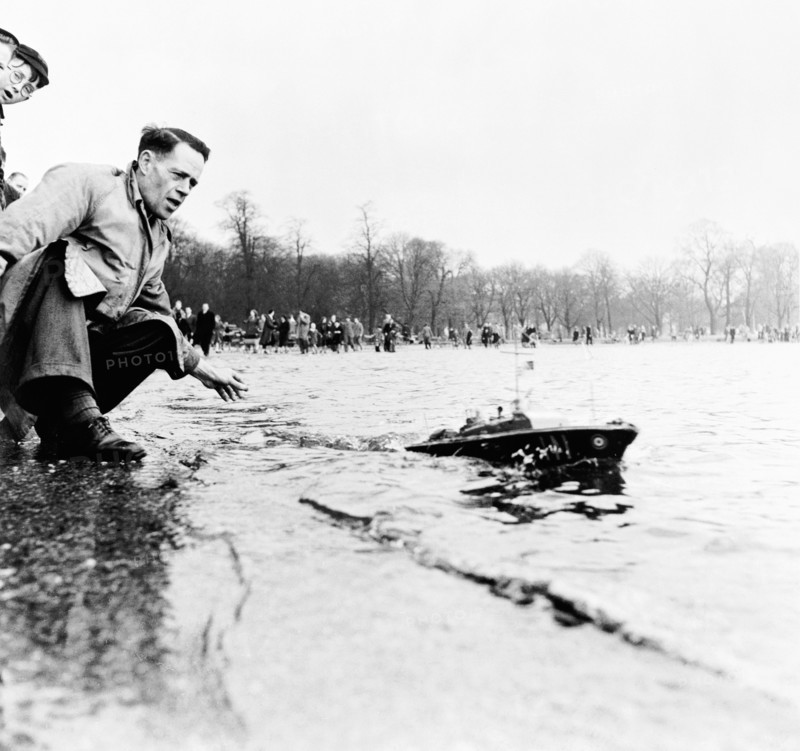 Round Pond, Kensington Gardens, London, c1950. Artist: Henry Grant