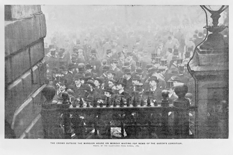 A crowd outside Mansion House, London wait for news of Queen Victoria's health, 1901. Artist: Unknown