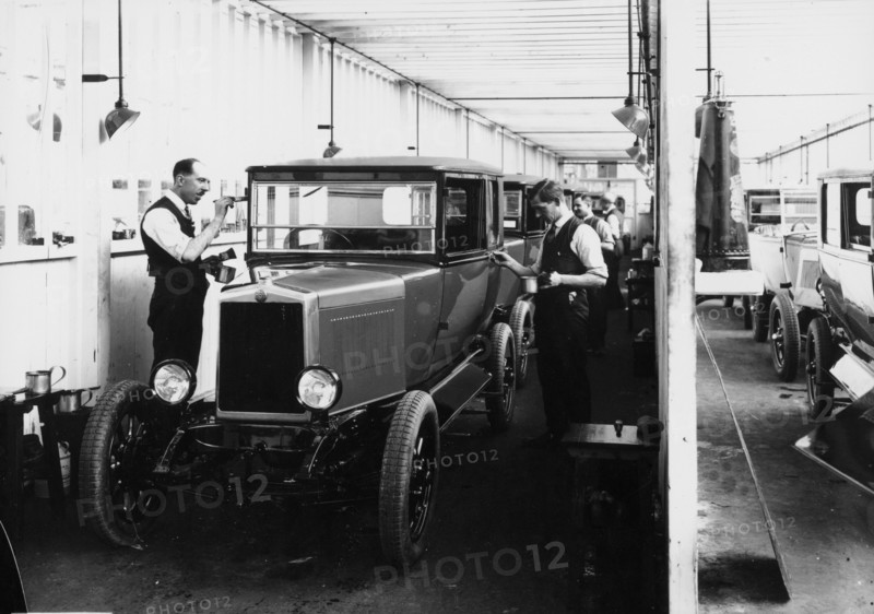 1928 Morris Cowley Saloon Paint Shop, c1928. Artist: Unknown