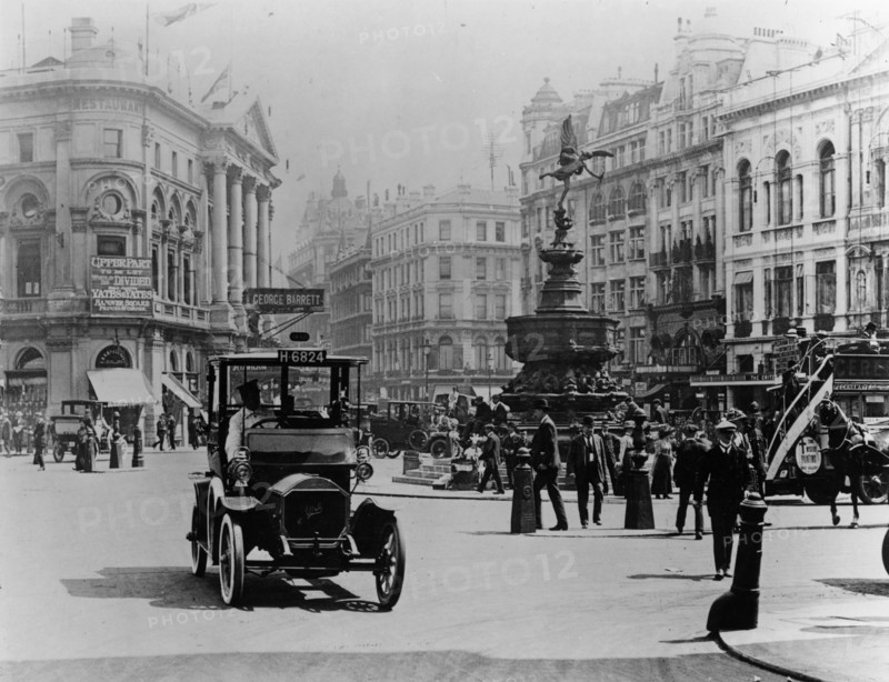 Piccadilly Circus, 1910. Artist: Unknown