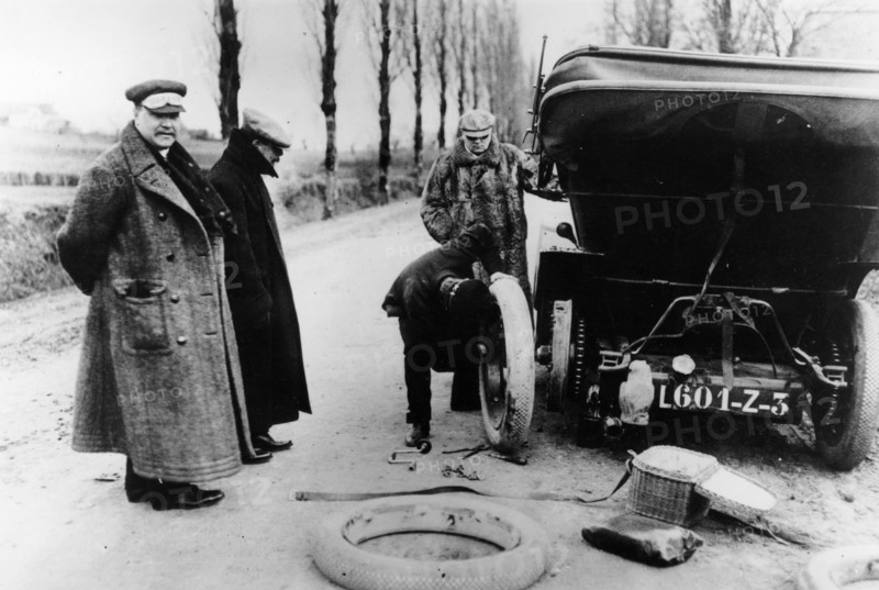 Lord Northcliffe's chauffeur changing a tyre, (c1908?). Artist: Unknown