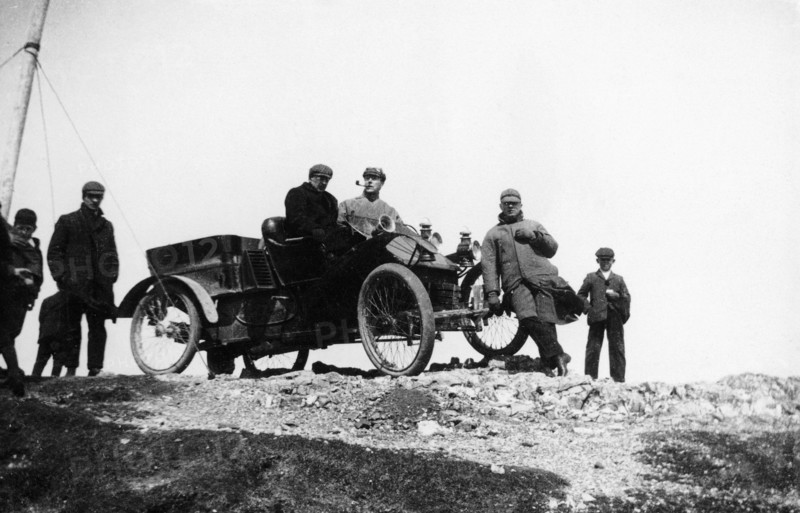 A veteran car and passengers at Great Orme's Head, Wales, 1903. Artist: Unknown