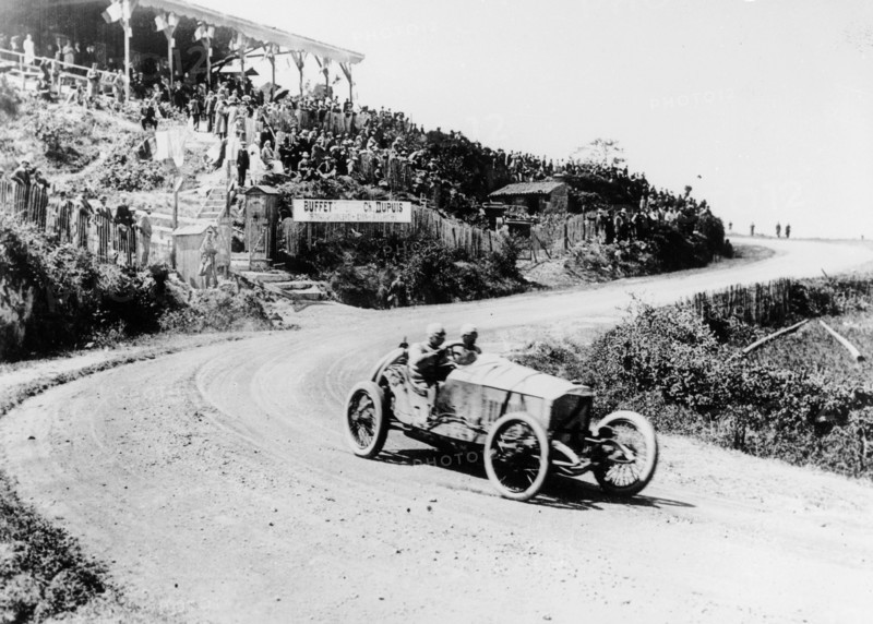 T Pilette in a Mercedes 4.5 litre at the French Grand Prix, Lyons, 1914. Artist: Unknown