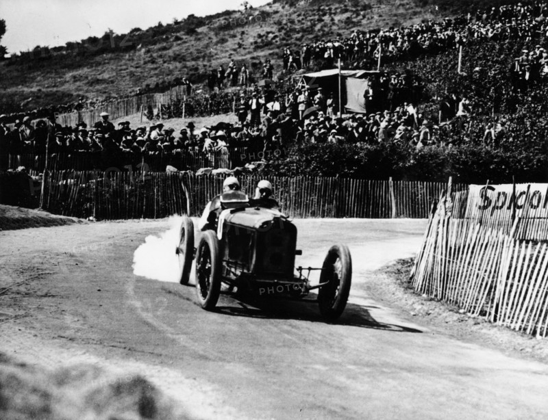 Kenelm Lee Guinness in a 6 cylinder Sunbeam, French Grand Prix, Lyons, 1924. Artist: Unknown
