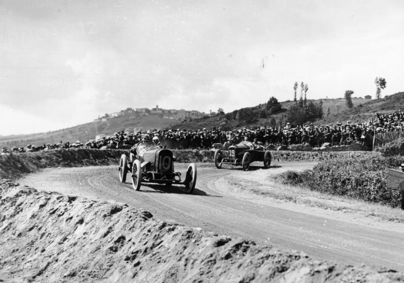 J Chassagne in the Sunbeam leading Jules Goux in the Peugeot, French Grand Prix, Lyons, 1914. Artist: Unknown