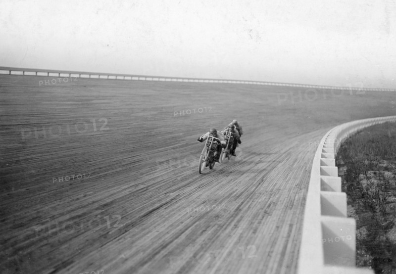 Motorbikes racing at Speedway Park, Maywood, Chicago, Illinois, USA, 1915. Artist: Unknown