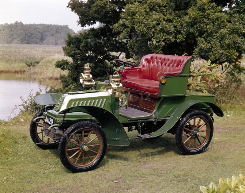 A 1903 De Dion Bouton Model Q. Artist: Unknown