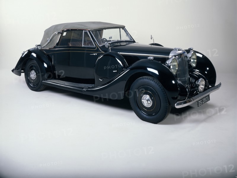 A 1939 Lagonda V12 cabriolet. Artist: Unknown