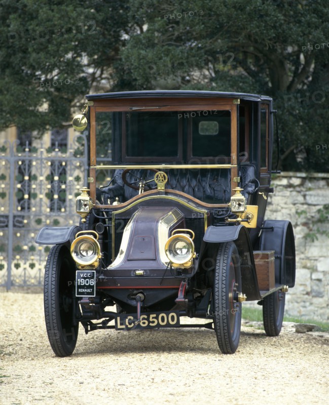 A 1906 Renault 14/20hp XB. Artist: Unknown