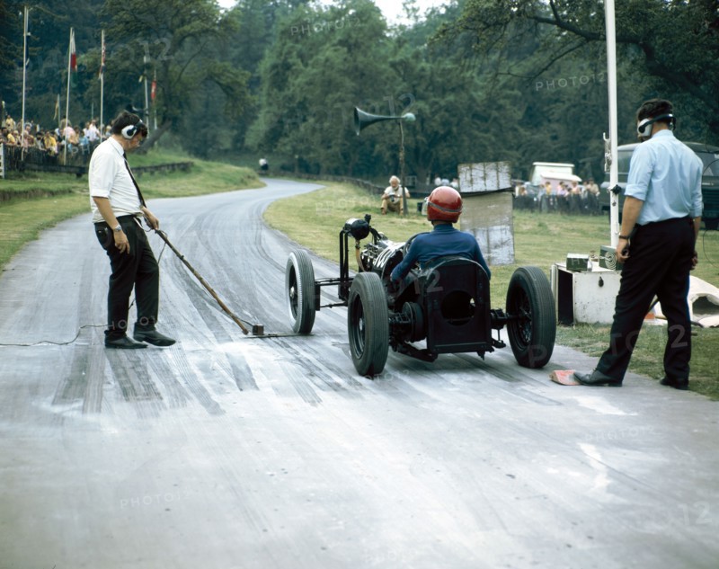 A veteran car at Prescott race track, Gloucestershire. Artist: Unknown