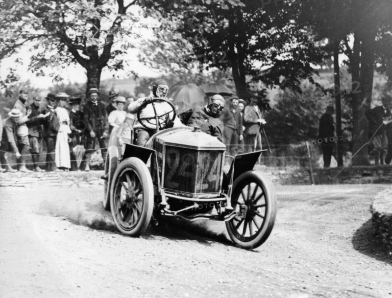 Algernon Guinness driving a Minerva in the Circuit des Ardennes, 1907. Artist: Unknown
