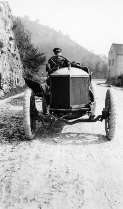 A Minerva taking part in the Circuit des Ardennes, 1907. Artist: Unknown