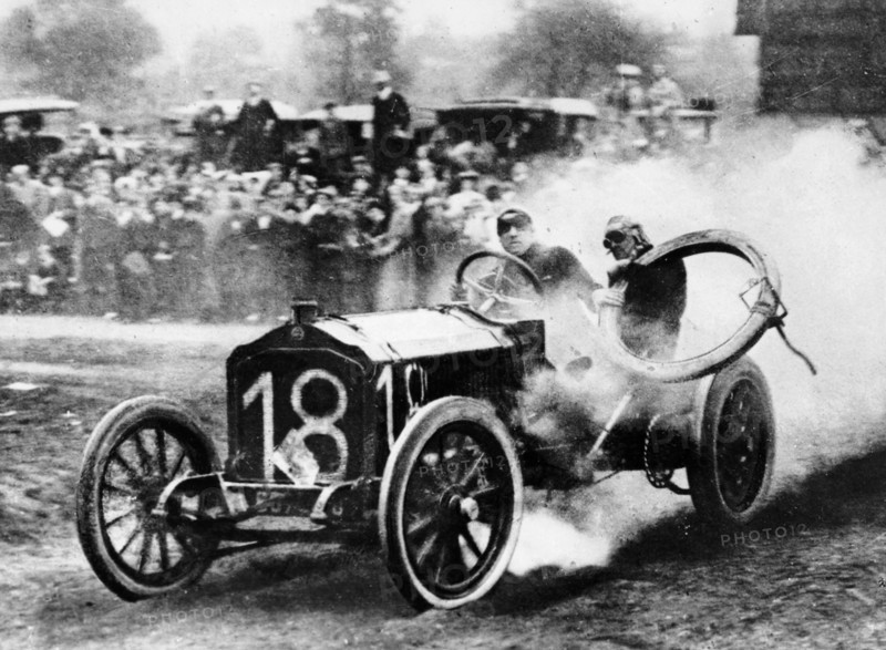 Duray driving a De Dietrich in the Vanderbilt Cup, Long Island, NY, USA, 1906. Artist: Unknown
