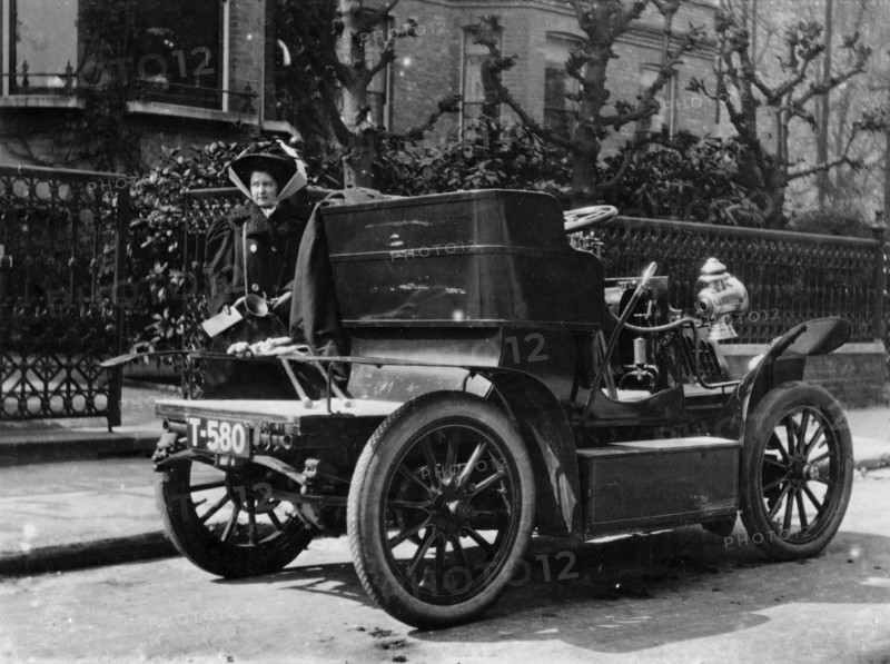 A 1904 De Dion car parked in a street, (c1904?). Artist: Unknown