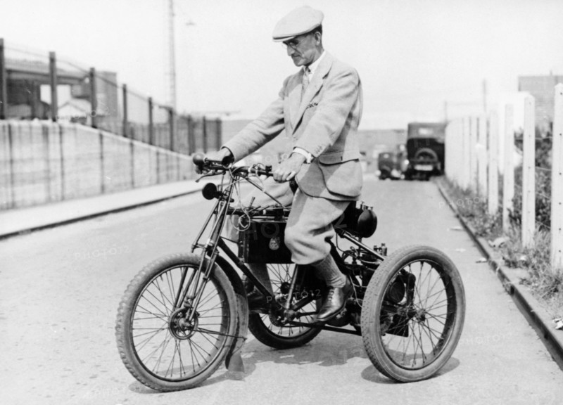 An 1898 De Dion tricycle and rider, (c1898?). Artist: Unknown