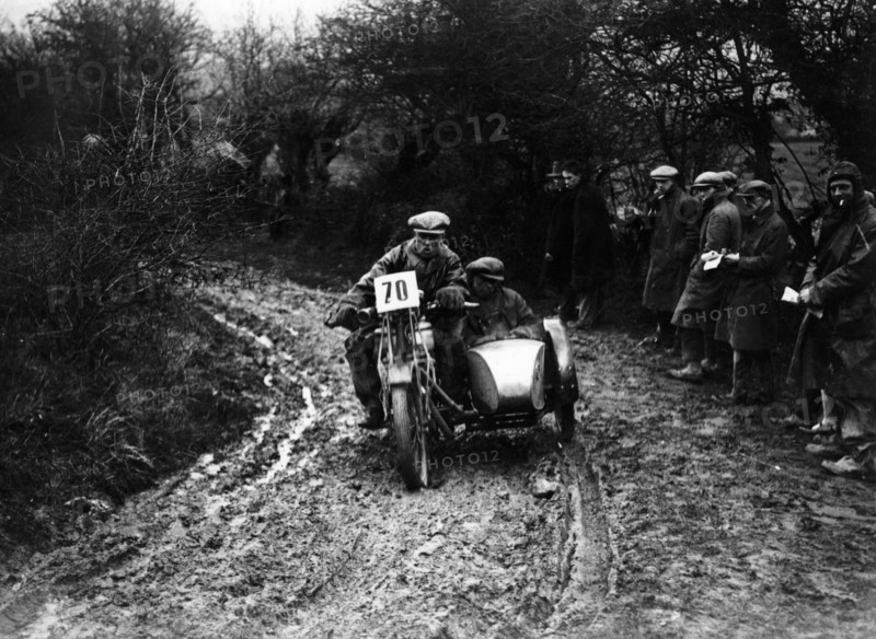 Dennis Mansell competing in the Victory Cup Trial, 1927. Artist: Unknown
