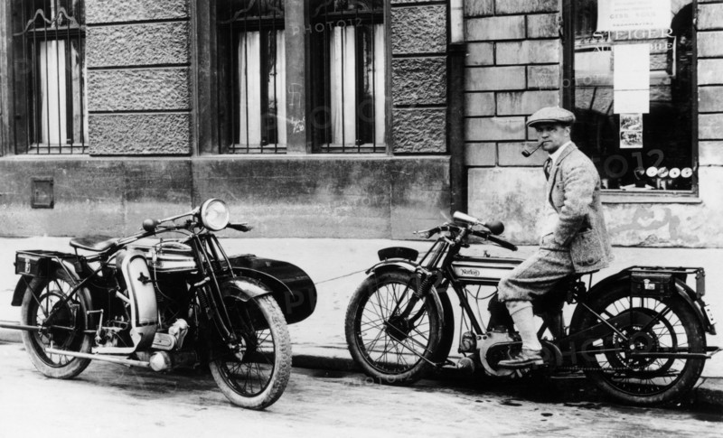 A man on a Norton bike, Model 16H 490cc SV, 1924. Artist: Unknown