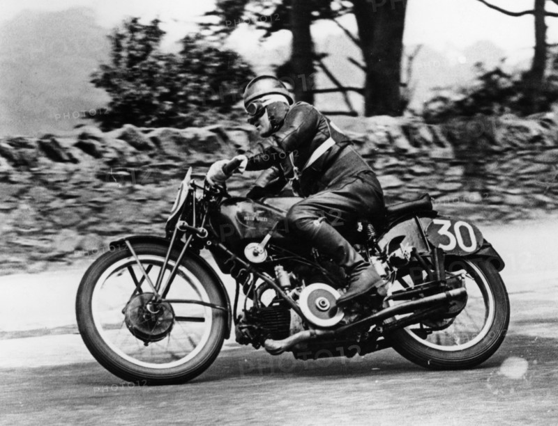 Stanley Woods on a 498cc Moto Guzzi bike, Isle of Man Senior TT, 1935. Artist: Unknown