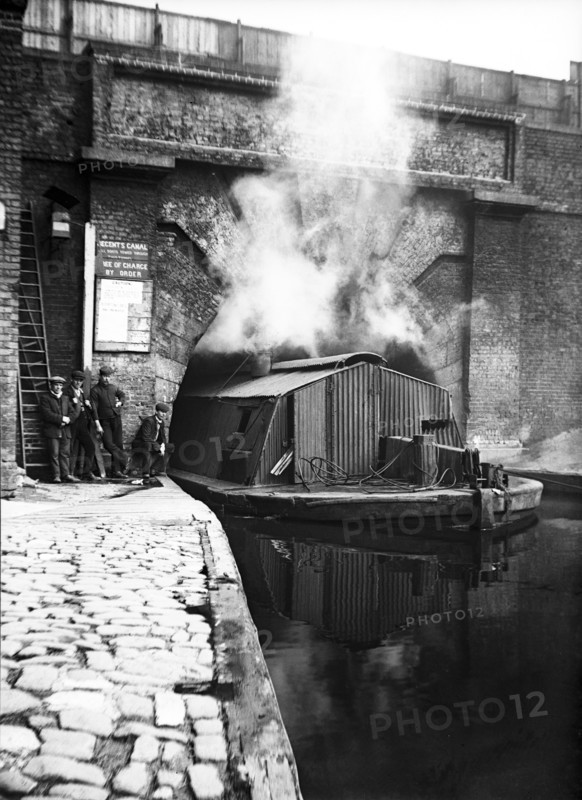The western entrance to Pentonville Tunnel, Regent's Canal, London, c1905. Artist: Unknown