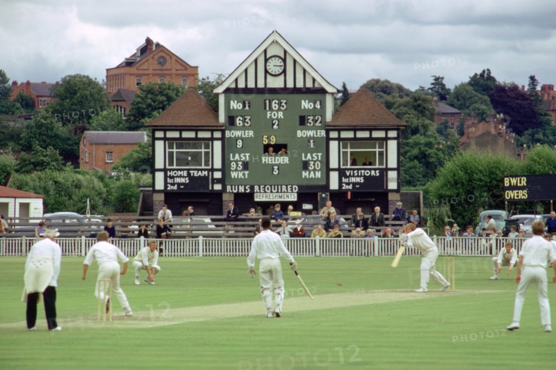 Worcestershire versus Sussex, county cricket match. Artist: Tony Evans