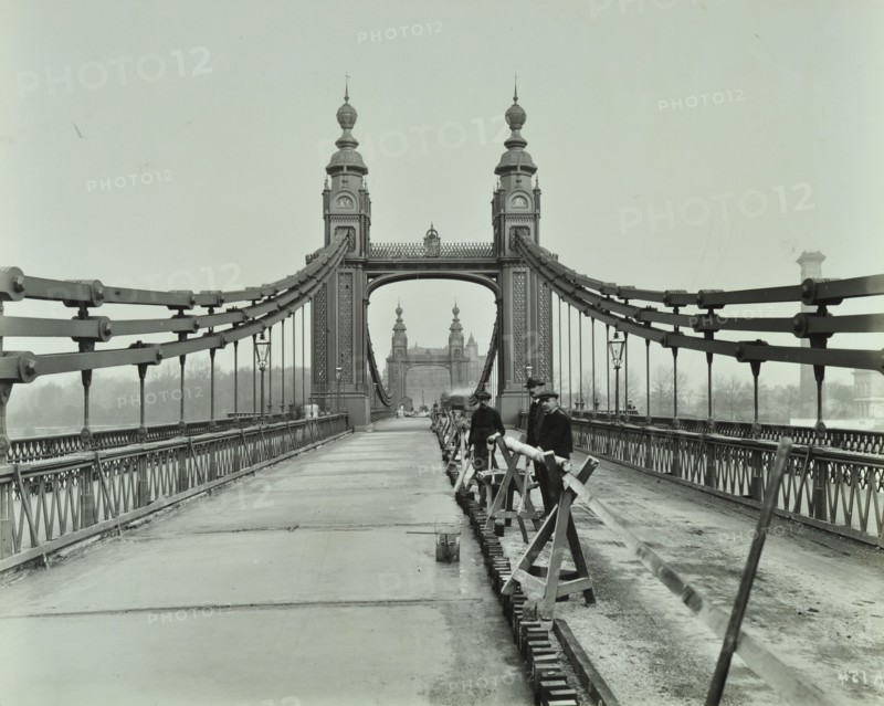Workmen on old Chelsea Bridge, London, 1921. Artist: Unknown.