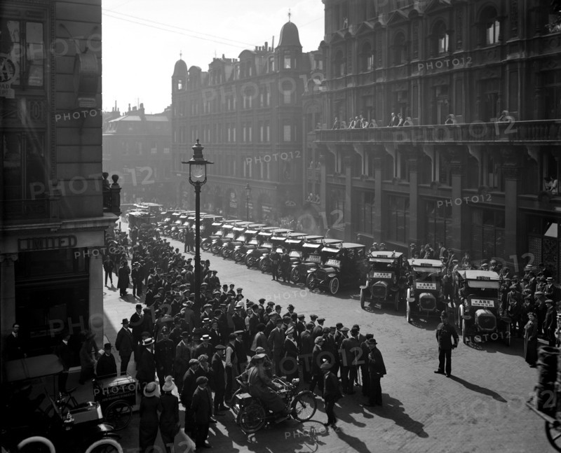 Mass enlistment of AA road scouts in the British Army, London, September 1914