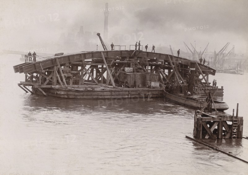 Construction of Vauxhall Bridge, London, 1903-1904