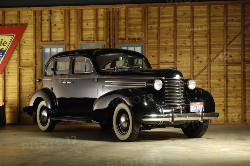 Oldsmobile 1937. Artist: Simon Clay.