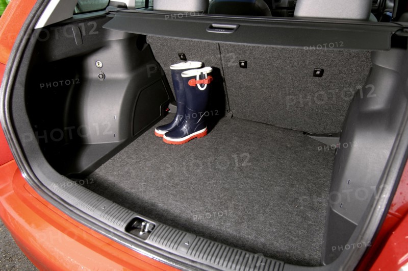 Skoda Fbia Estate  HTP 1-2  2007. Artist: Simon Clay.