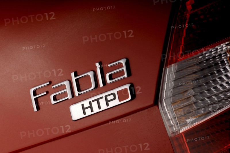 Skoda Fbia Estate  HTP 1-2  2007. Artist: Simon Clay.
