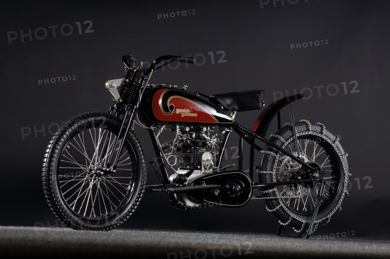 Harley Davidson OHV peashooter 1901. Artist: Simon Clay.