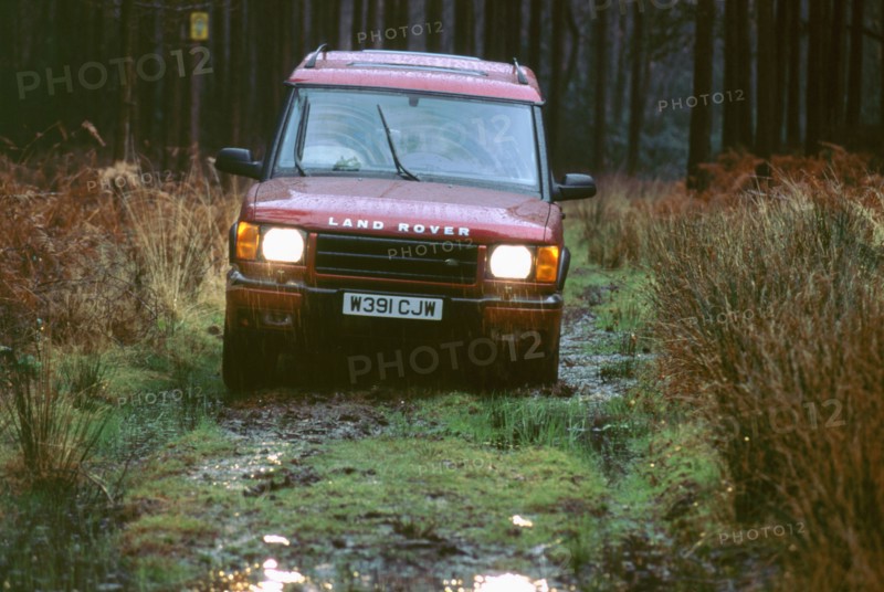 2000 Land Rover Discovery TD5. Artist: Unknown.