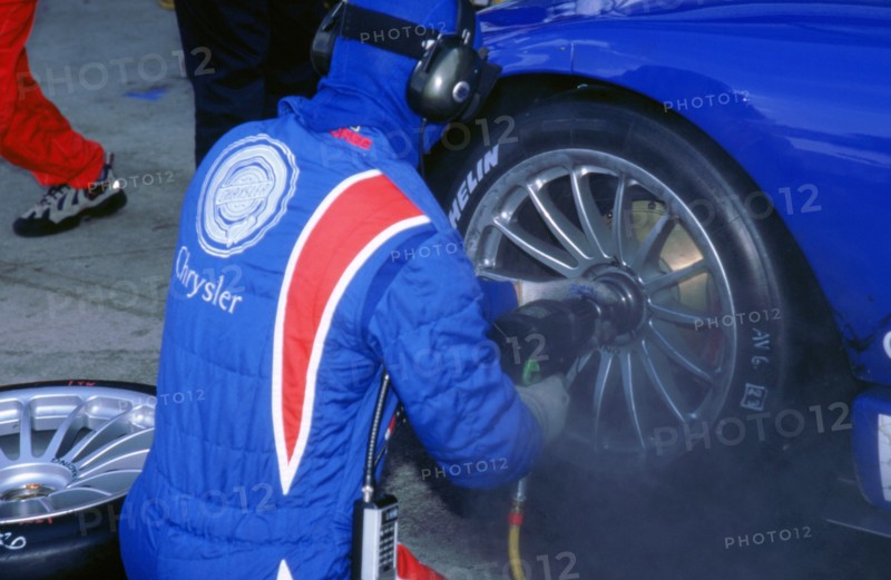 1999 Chrysler Viper GT-SR FIA GT Silverstone 500 wheel changing. Artist: Unknown.