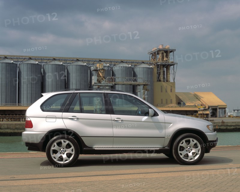 2000 BMW X5 4.4i. Artist: Unknown.