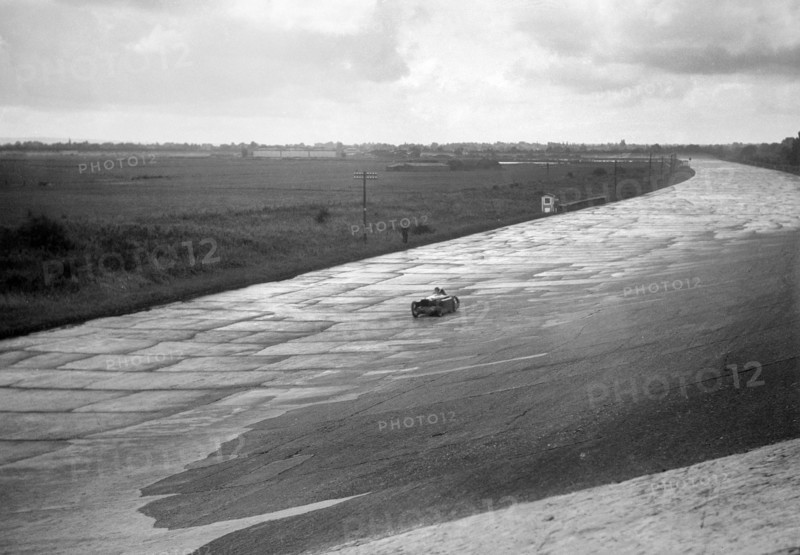 Leon Cushman's Austin 7 racer making a speed record attempt, Brooklands, 8 August 1931. Artist: Bill Brunell.