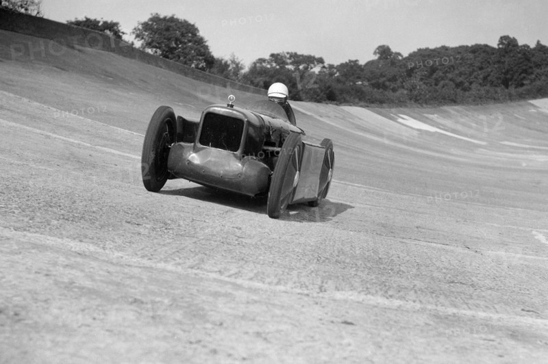Leon Cushman's Austin 7 racer making a speed record attempt, Brooklands, 8 August 1931. Artist: Bill Brunell.