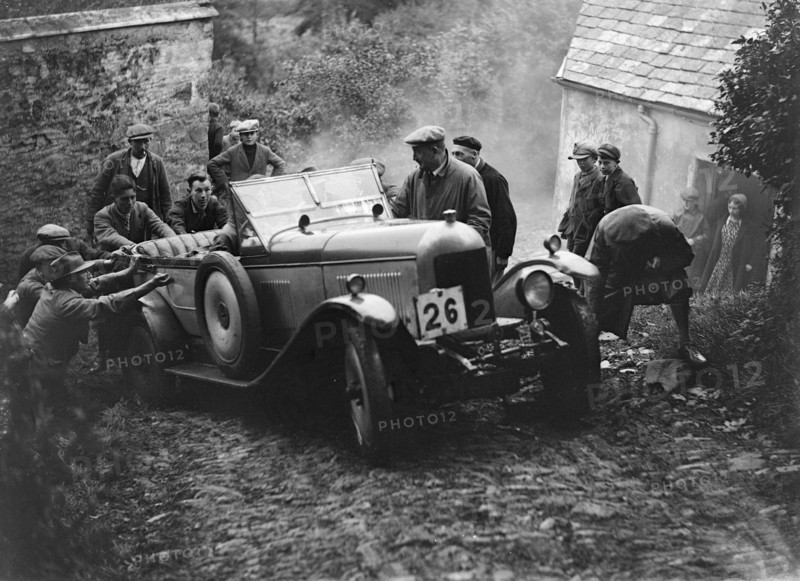 Morris or MG 14/28 of MH Fortlage receiving a push in the JCC Lynton Trial, 1932. Artist: Bill Brunell.