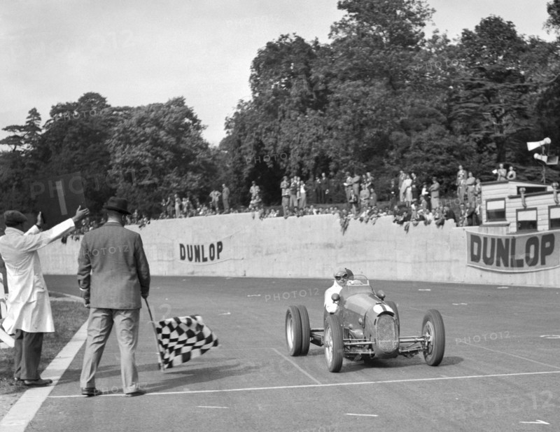 Bert Hadley's Austin winning the Imperial Trophy, Crystal Palace, 1939. Artist: Bill Brunell.