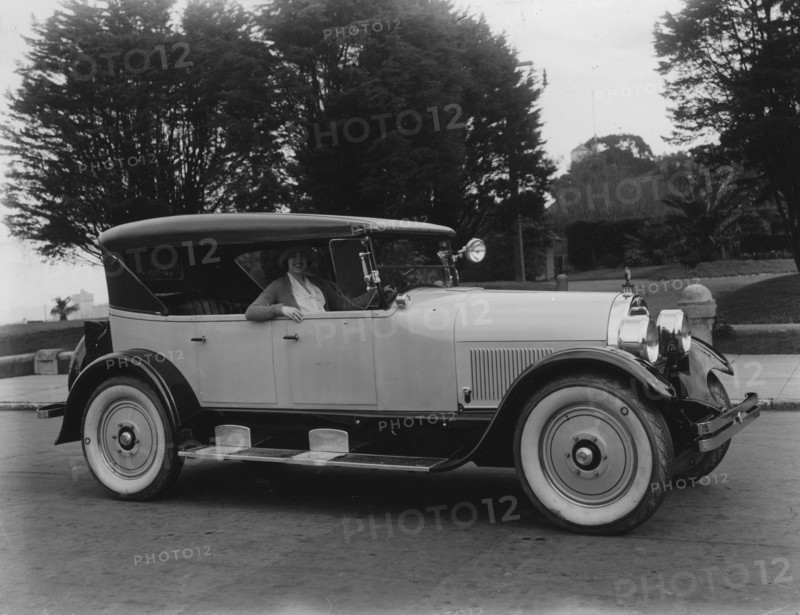 1924 Peerless 5.4 litre V8 tourer Artist: Unknown.