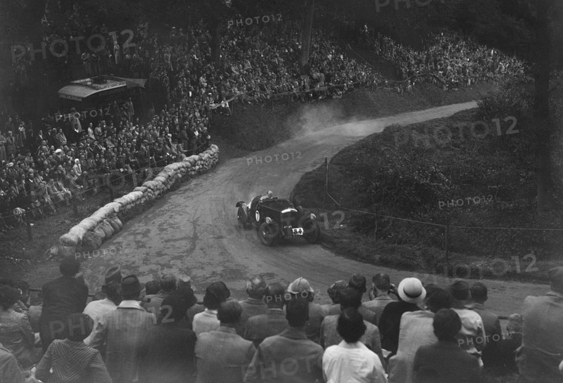 Bentley of Eddie Hall competing in the Shelsley Walsh Hillclimb, Worcestershire, 1935. Artist: Bill Brunell.