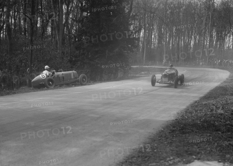 Dick Shuttleworth's Alfa Romeo passing Raymond Mays' crashed ERA, Donington Park, 1935. Artist: Bill Brunell.