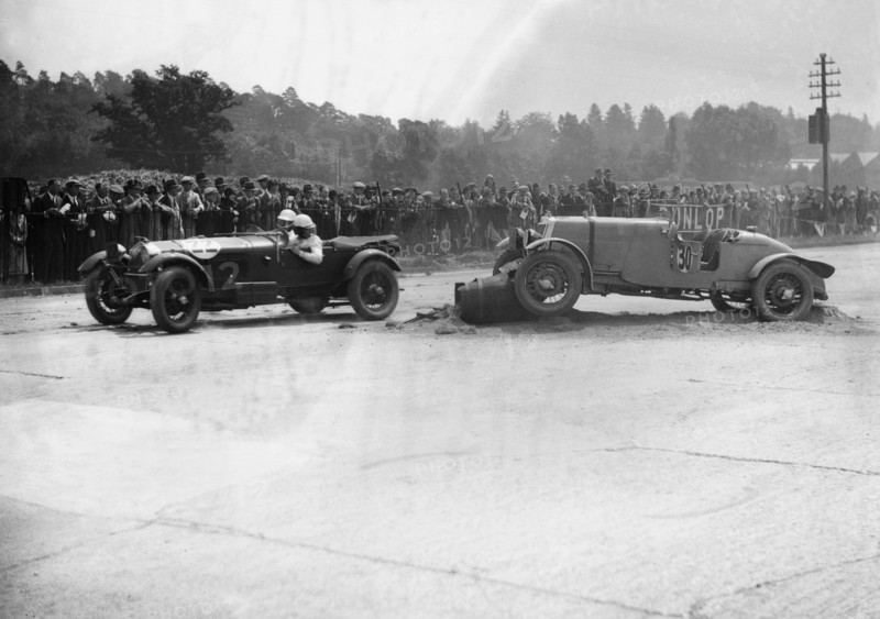 Alfa Romeo passing R Childe's crashed Lea-Francis, BARC 6-Hour Race, Brooklands, Surrey, 1929, Artist: Bill Brunell.