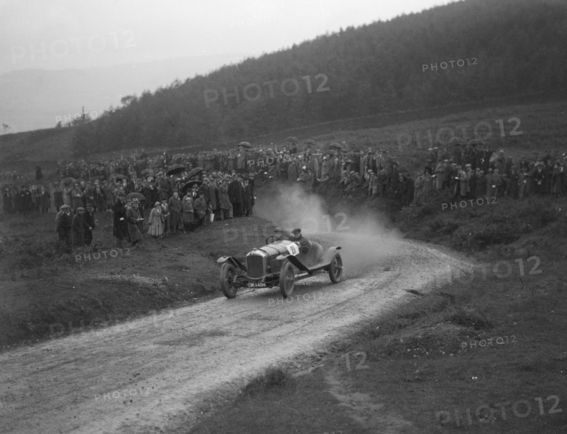 Straker-Squire of Bertie Kensington Moir competing in the Caerphilly Hillclimb, Wales, 1922. Artist: Bill Brunell.