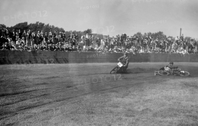 Speedway race at Lea Bridge Stadium, Leyton, London, 1928.   Artist: Bill Brunell.