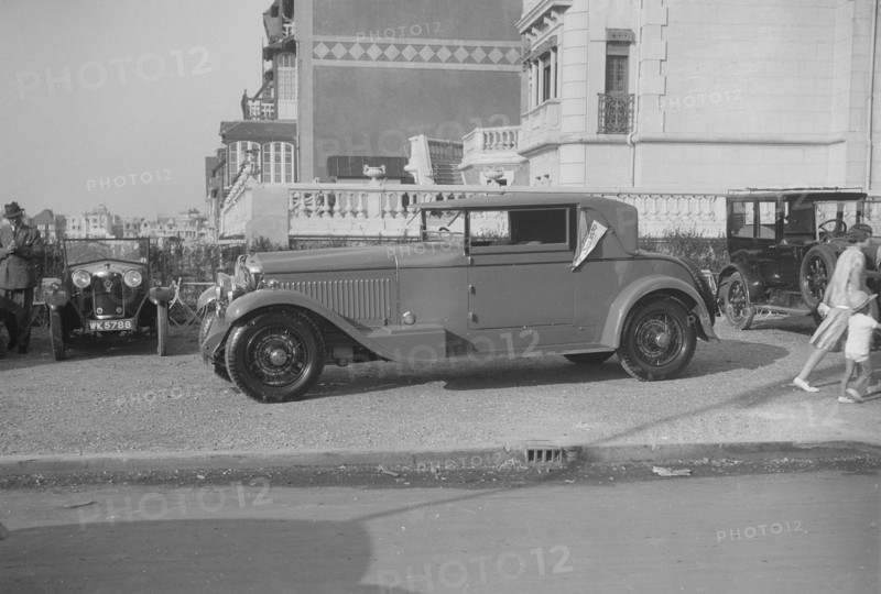 Minerva 2-door coupe at Boulogne Motor Week, France, 1928. Artist: Bill Brunell.