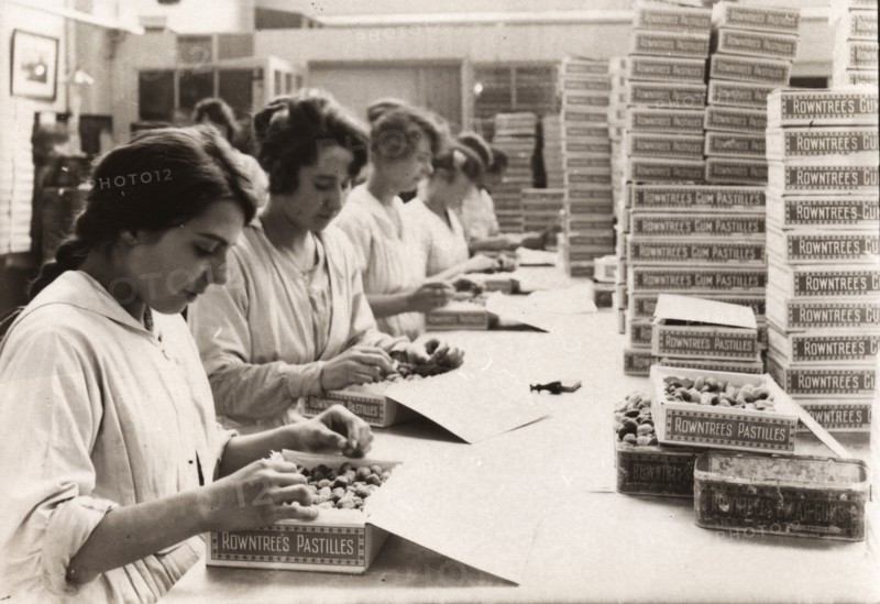 Packing Rowntree's Fruit Pastilles, York, 1920. Artist: Unknown