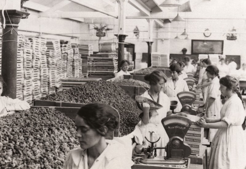 Weighing and packing Rowntree?s Fruit Pastilles, York, Yorkshire, 1923. Artist: Unknown