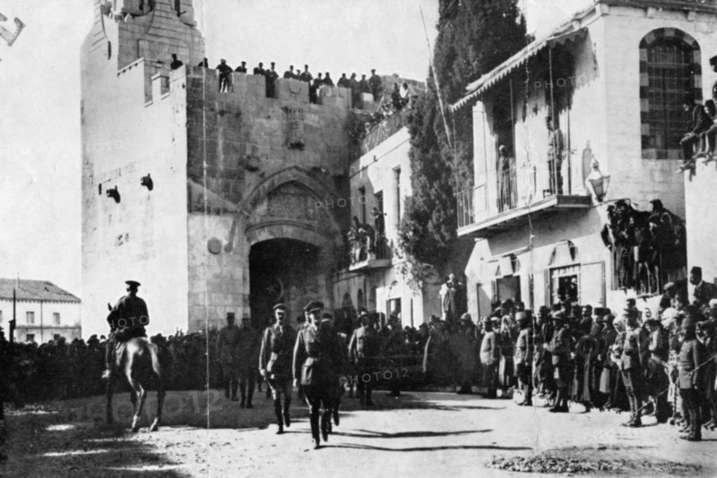 General Allenby entering through the Jaffa Gate into Jerusalem, 1917. Artist: Unknown