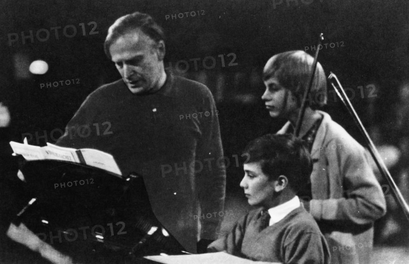 American musician Yehudi Menuhin (1916-1999) instructing his son Jeremy. Artist: Unknown